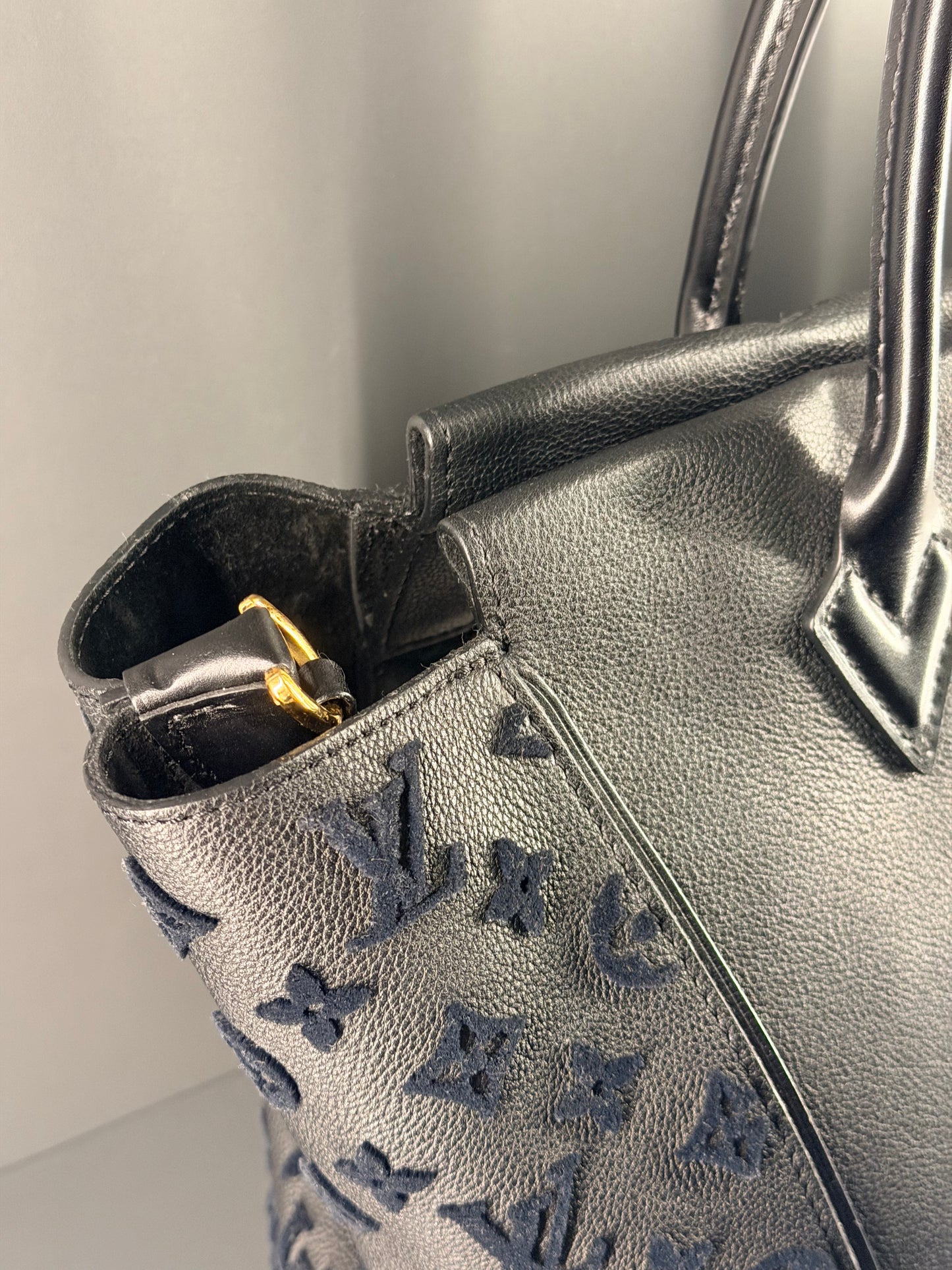 LOUIS VUITTON BLACK W HANDBAG