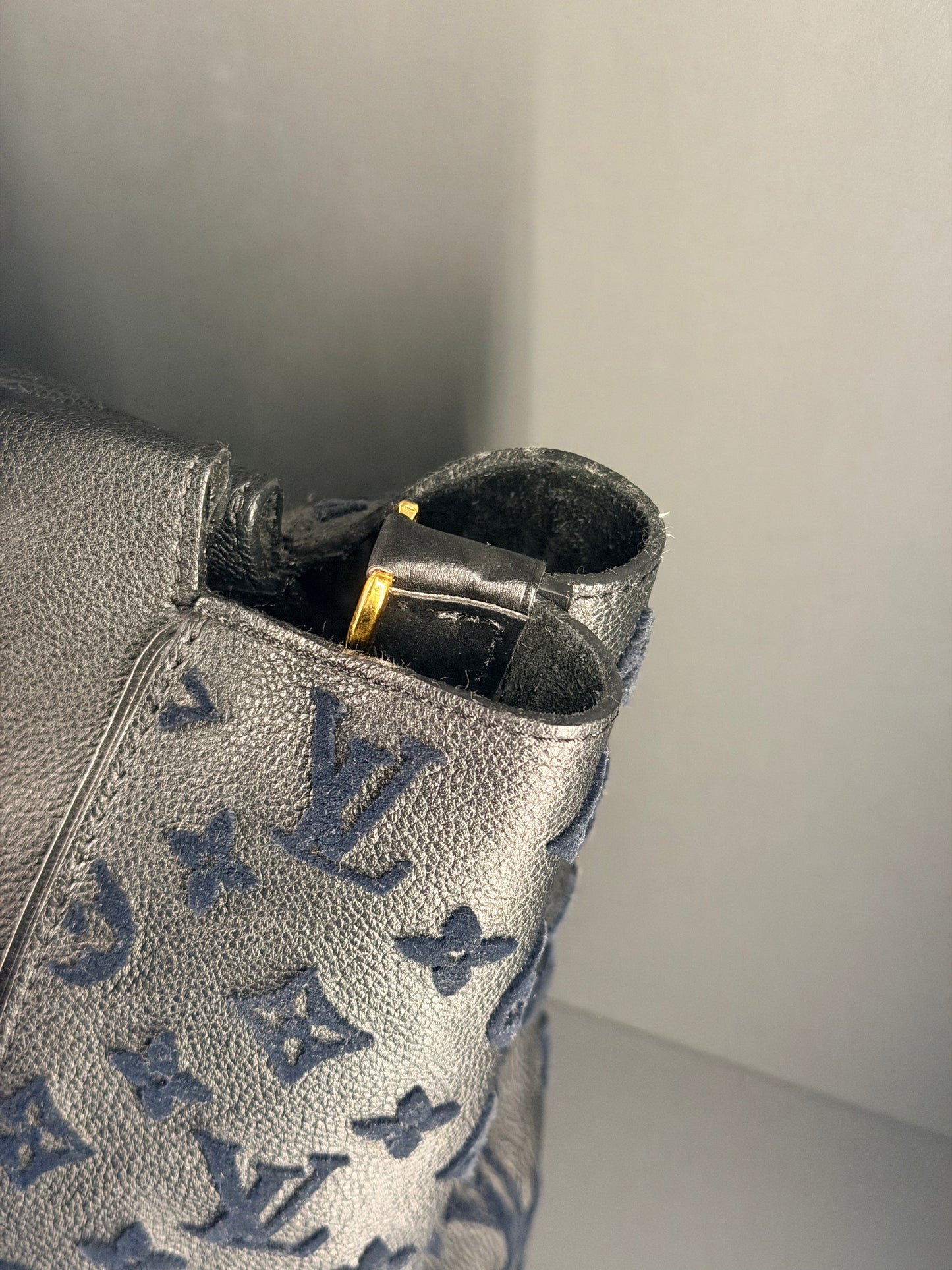 LOUIS VUITTON BLACK W HANDBAG