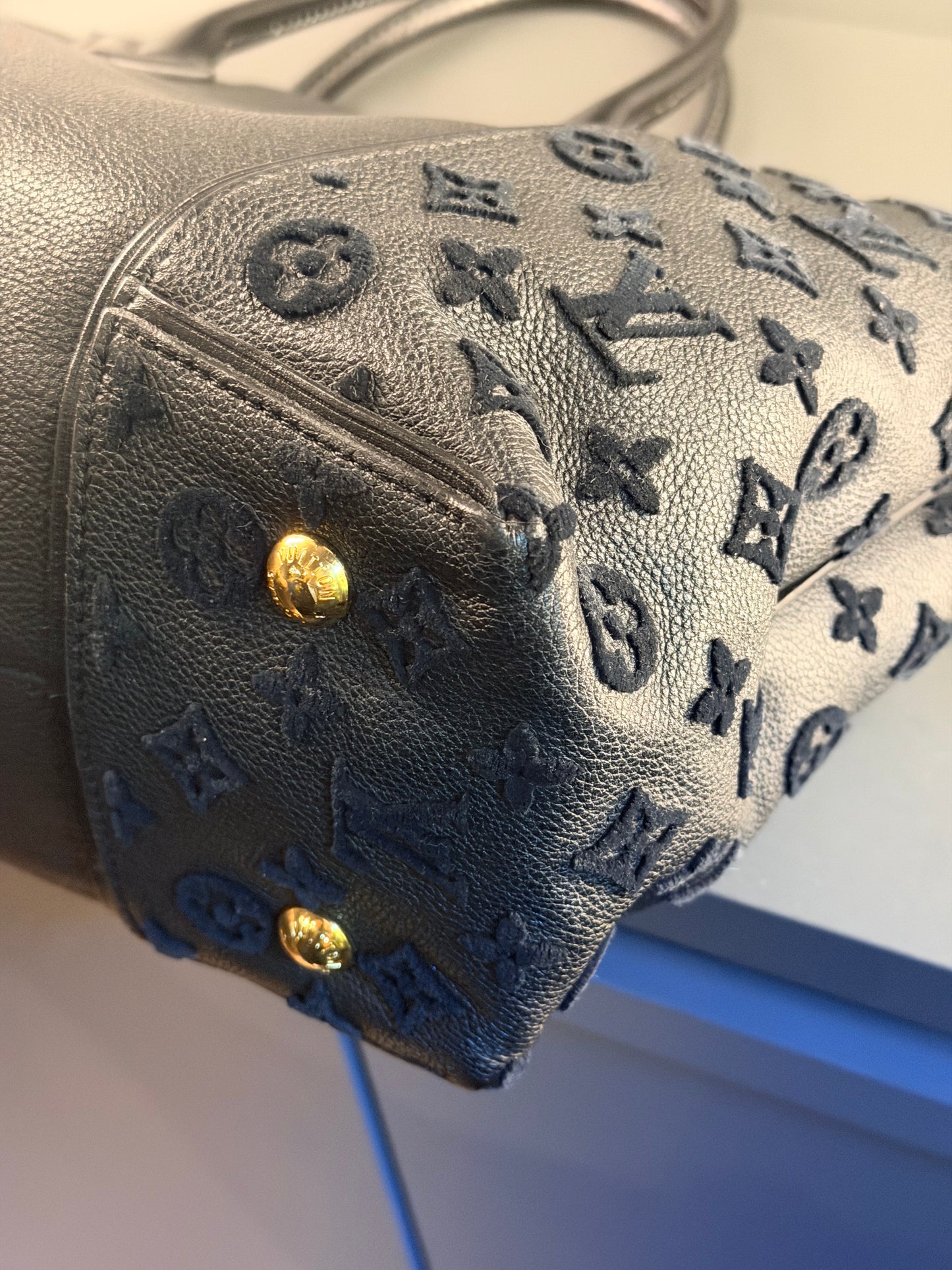 LOUIS VUITTON BLACK W HANDBAG
