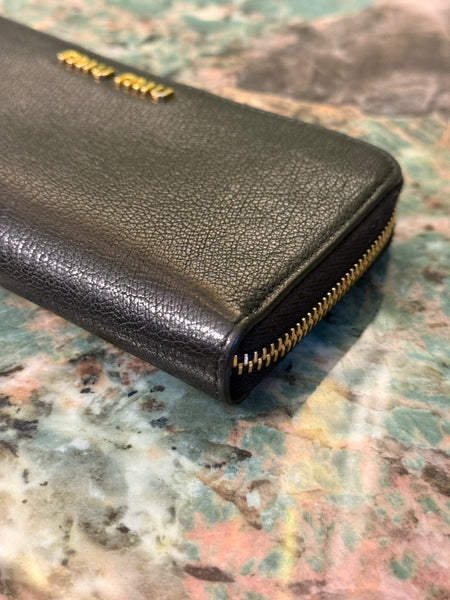 MIU MIU BLACK LEATHER ZIPPY WALLET