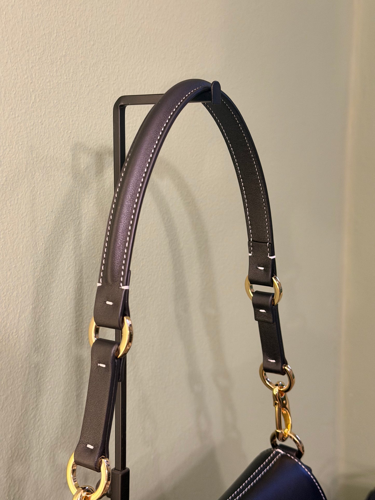 VALENTINO BLACK OHVAL SHOULDER BAG