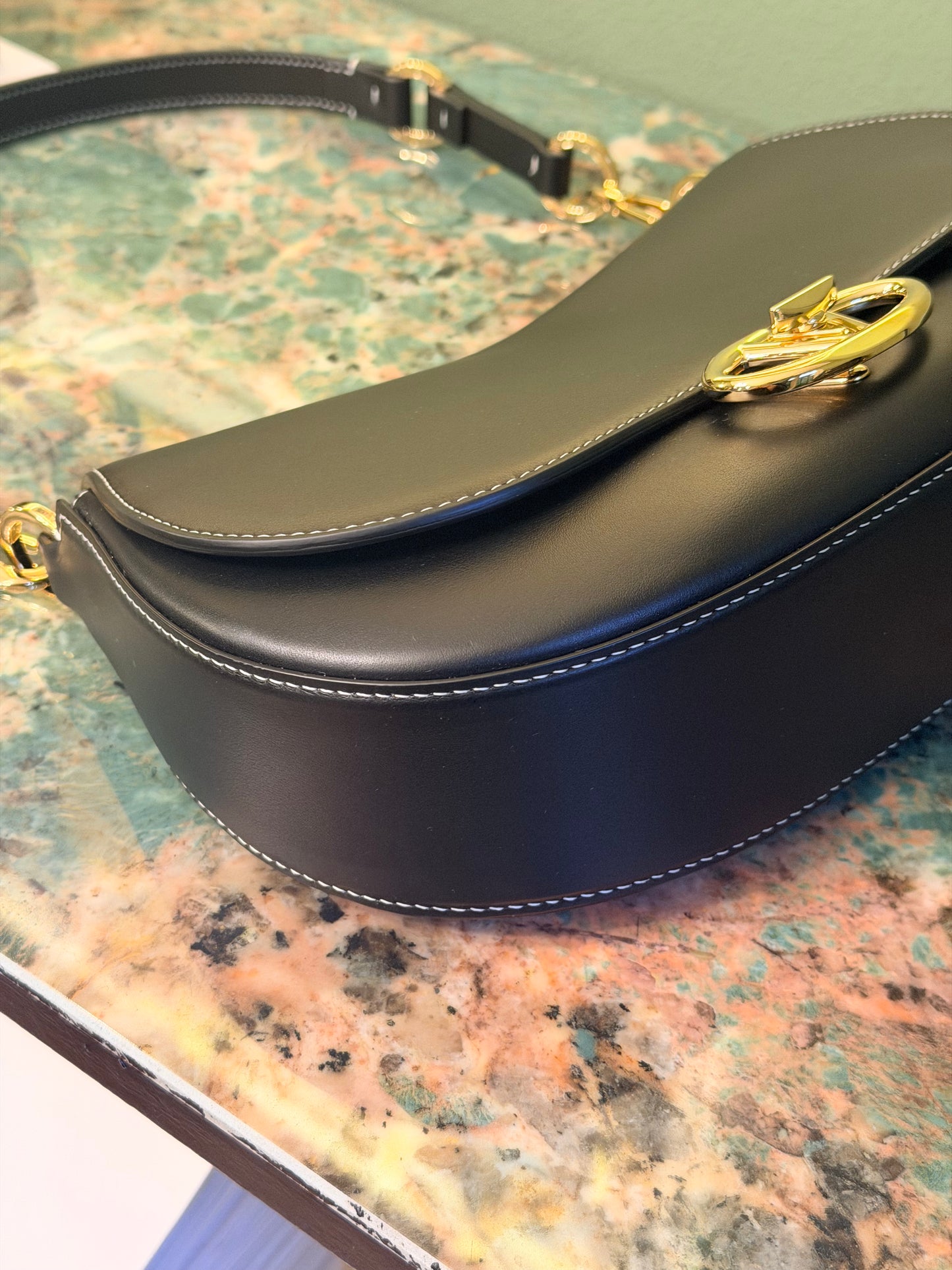 VALENTINO BLACK OHVAL SHOULDER BAG