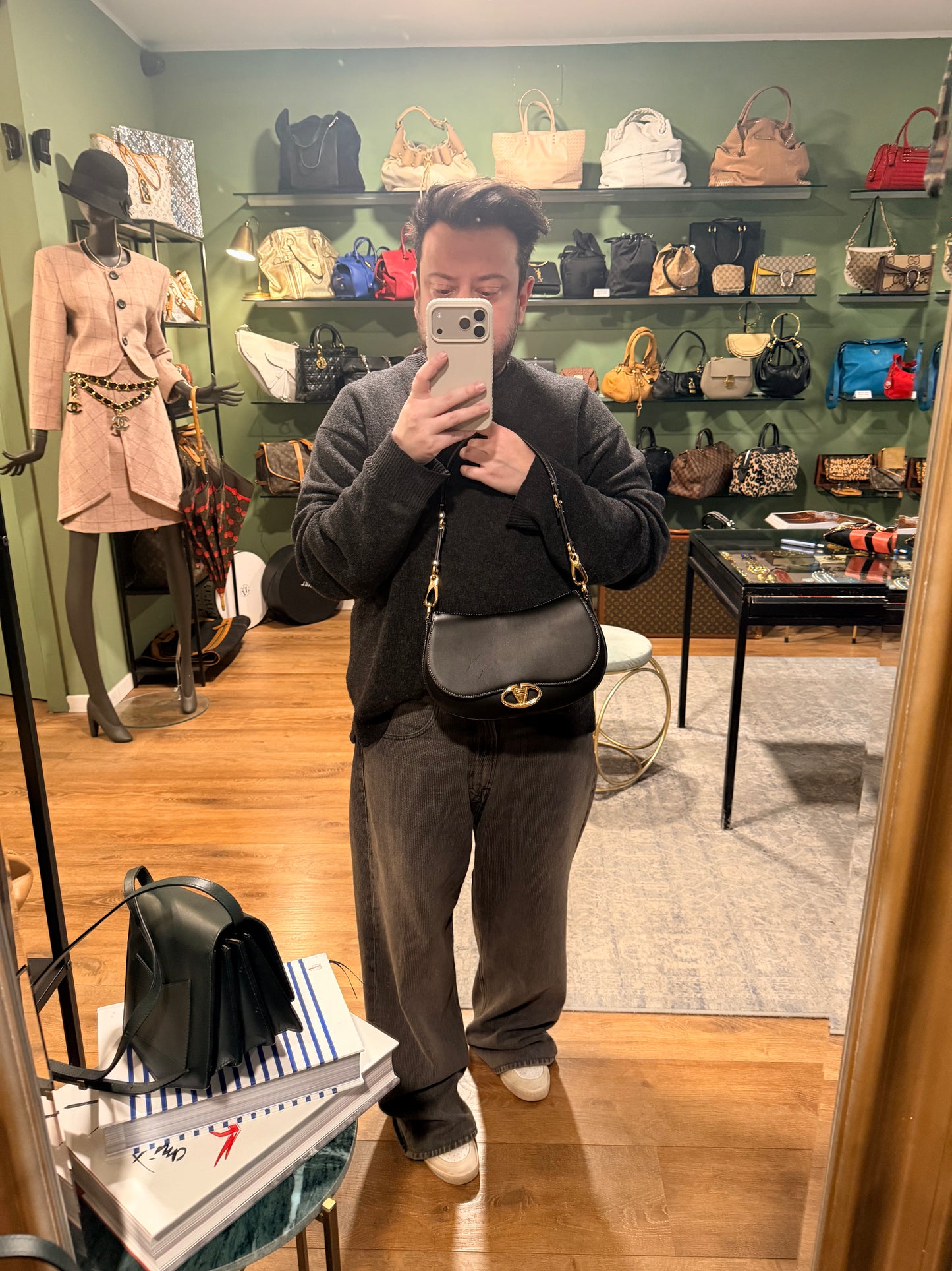 VALENTINO BLACK OHVAL SHOULDER BAG