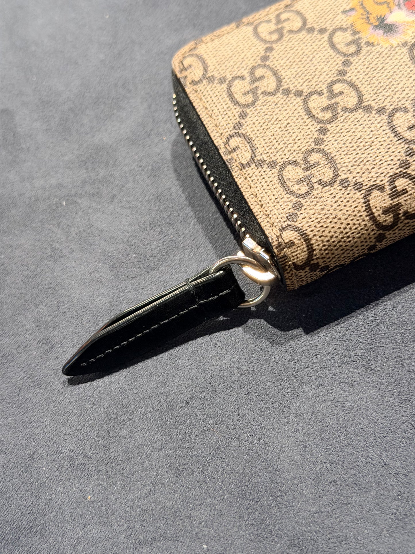 GUCCI GG SUPREME TIGER ZIP AROUND COMPACT WALLET