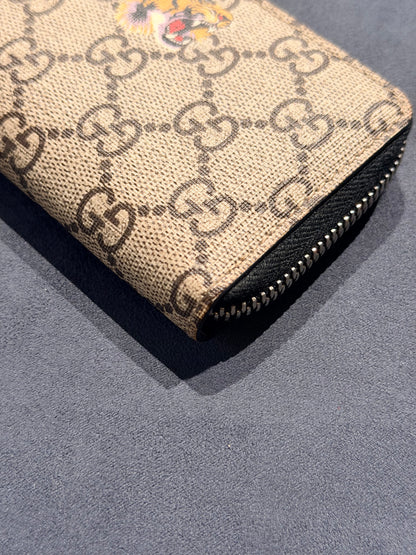 GUCCI GG SUPREME TIGER ZIP AROUND COMPACT WALLET