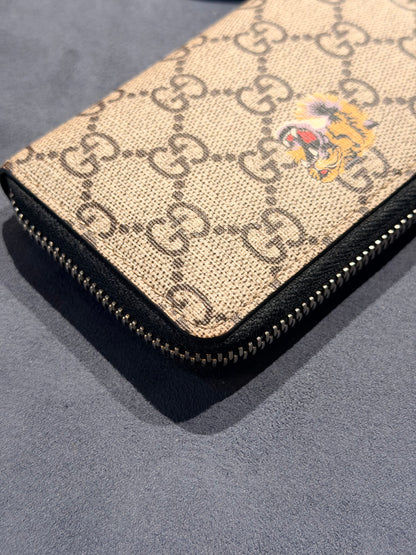 GUCCI GG SUPREME TIGER ZIP AROUND COMPACT WALLET