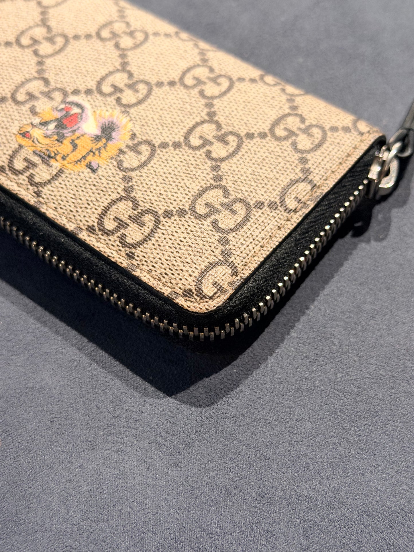 GUCCI GG SUPREME TIGER ZIP AROUND COMPACT WALLET