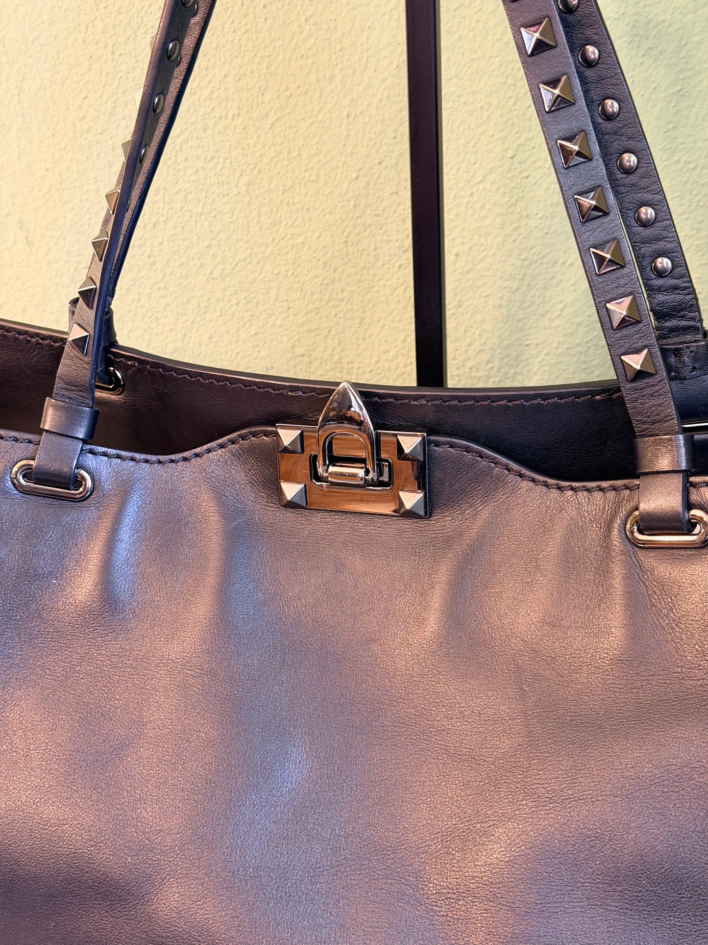 VALENTINO SO BLACK LARGE ROCKSTUD SHOPPER