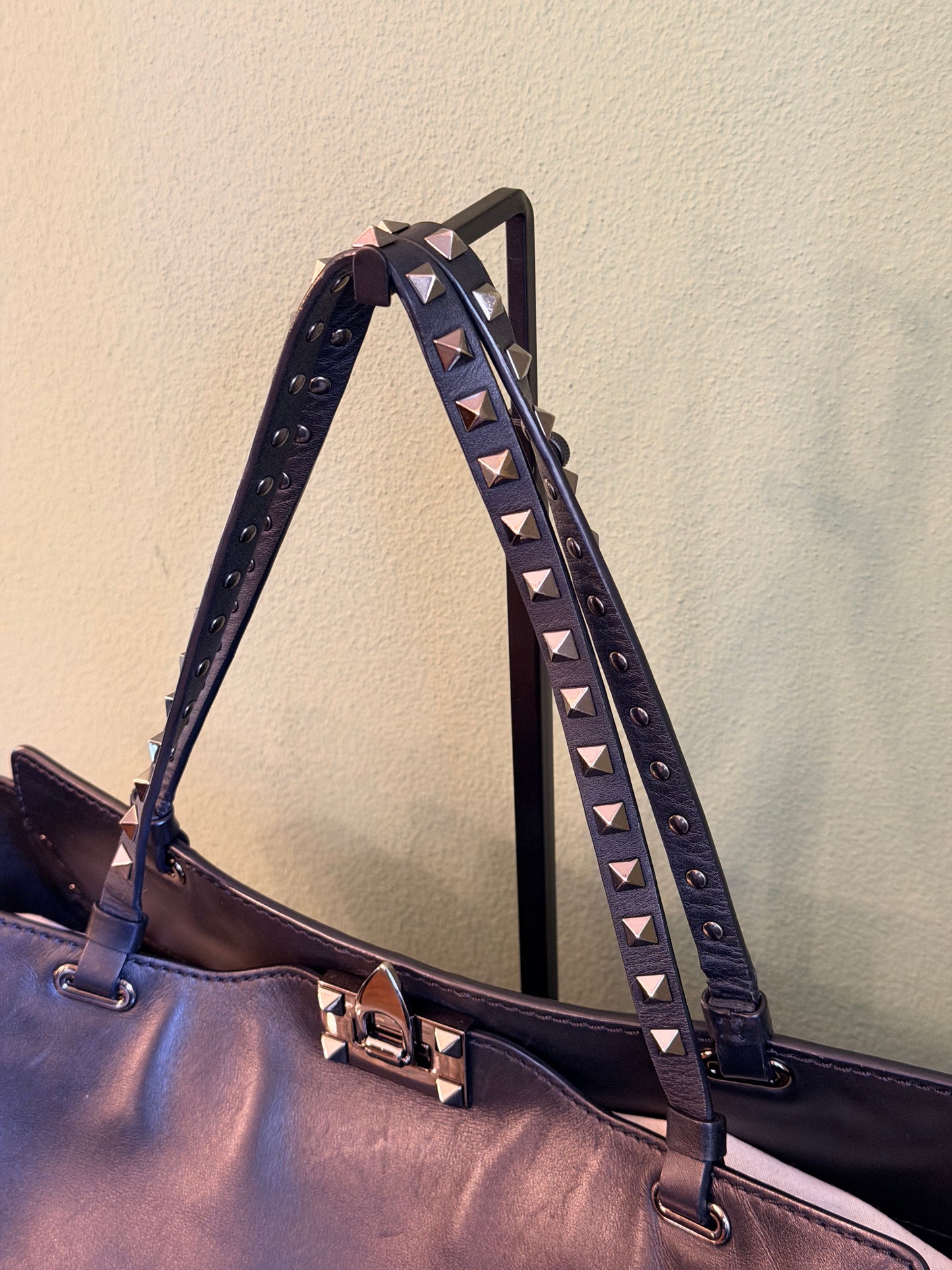 VALENTINO SO BLACK LARGE ROCKSTUD SHOPPER