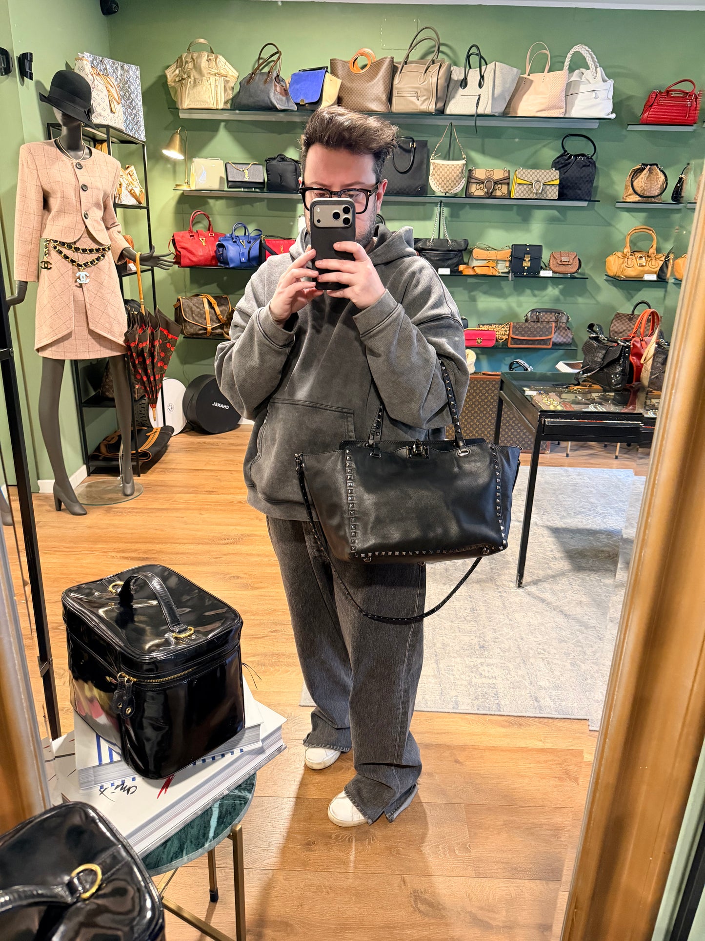 VALENTINO SO BLACK LARGE ROCKSTUD SHOPPER