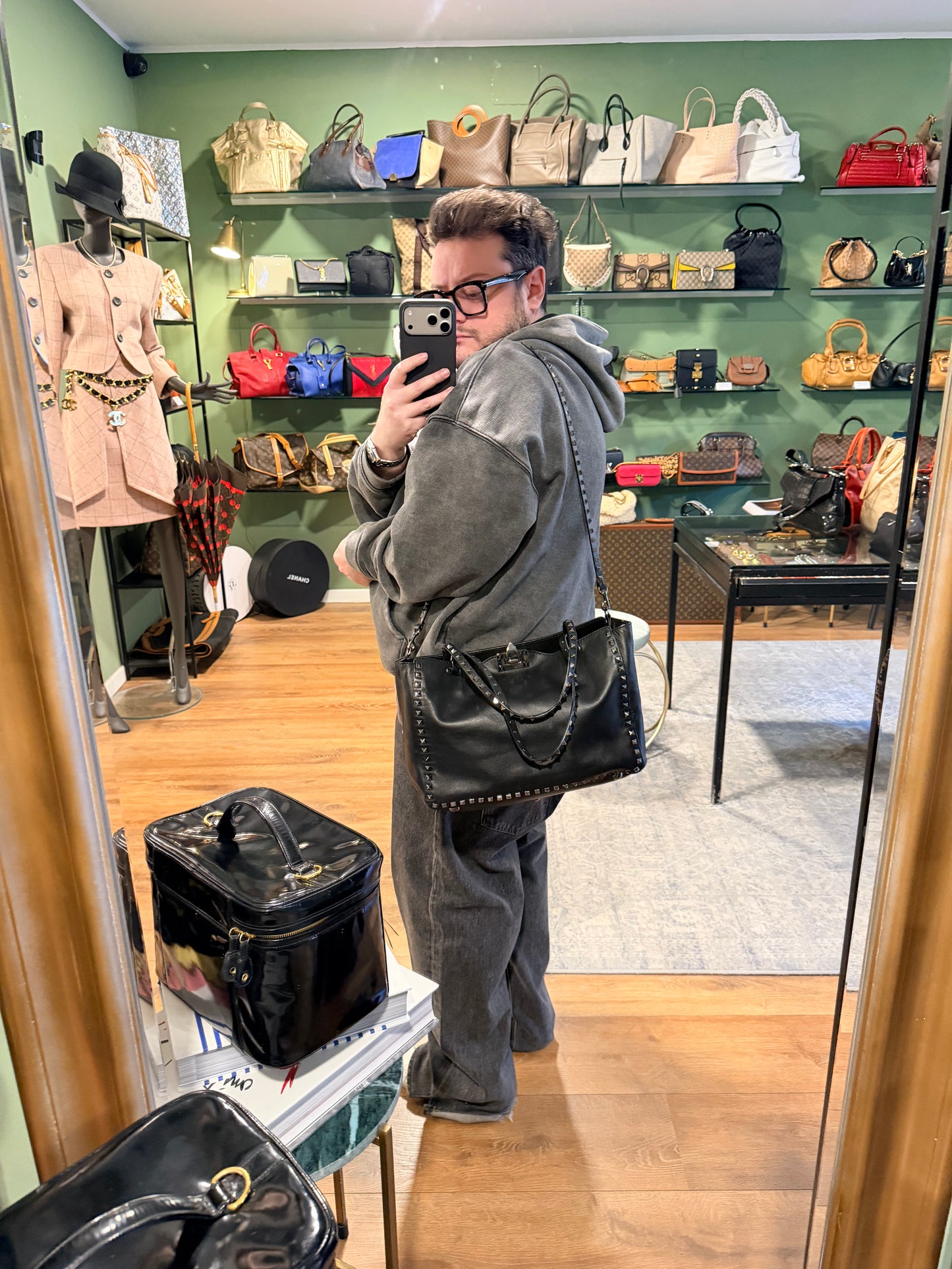 VALENTINO SO BLACK LARGE ROCKSTUD SHOPPER