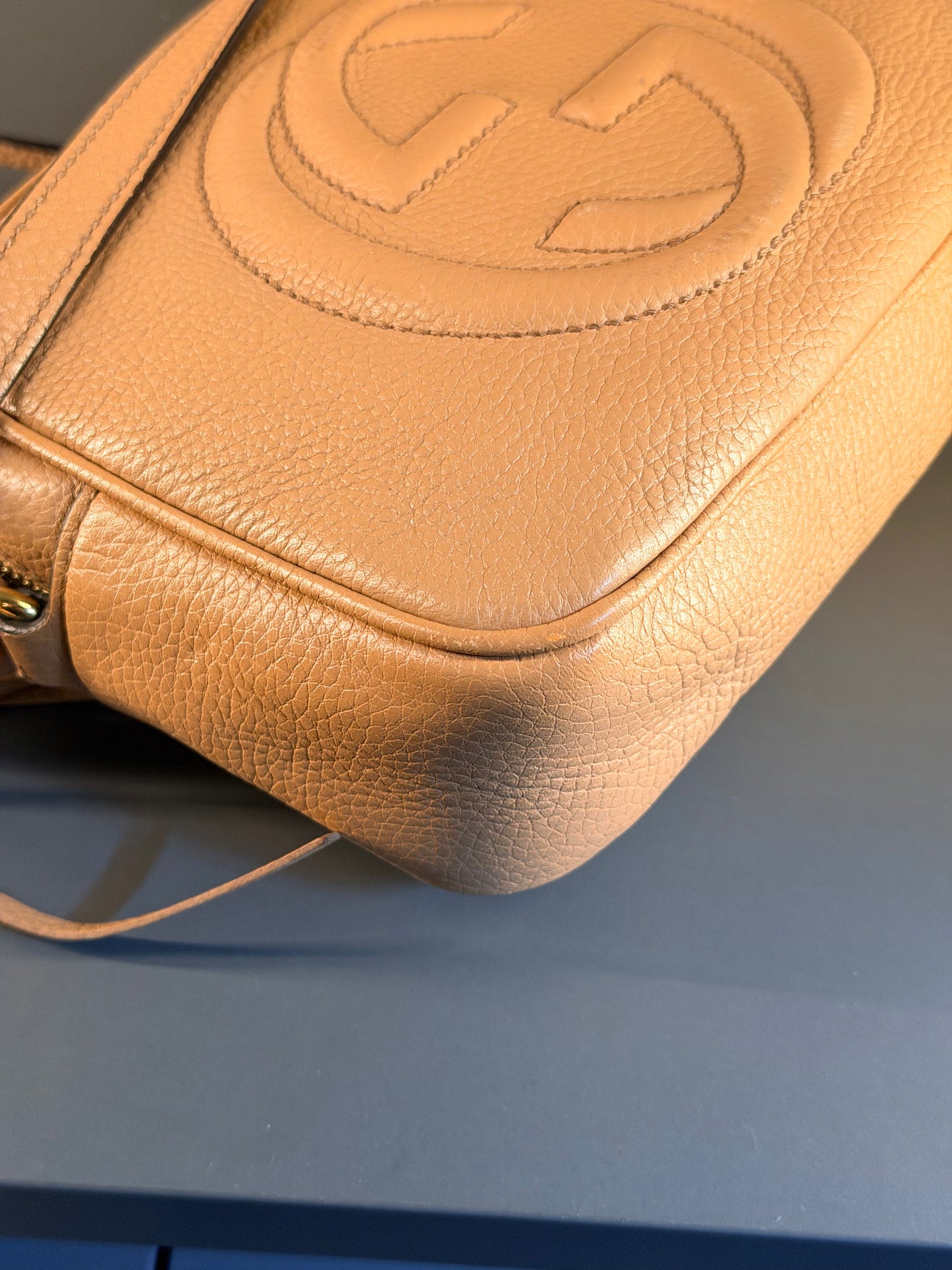 GUCCI BEIGE DISCO SOHO CROSSBODY BAG
