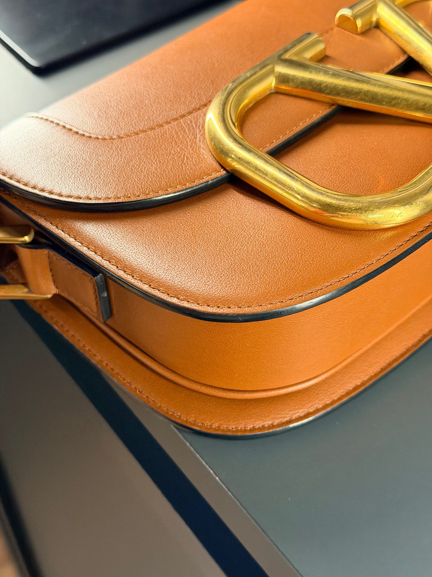 VALENTINO TAN SUPERVEE SHOULDER BAG