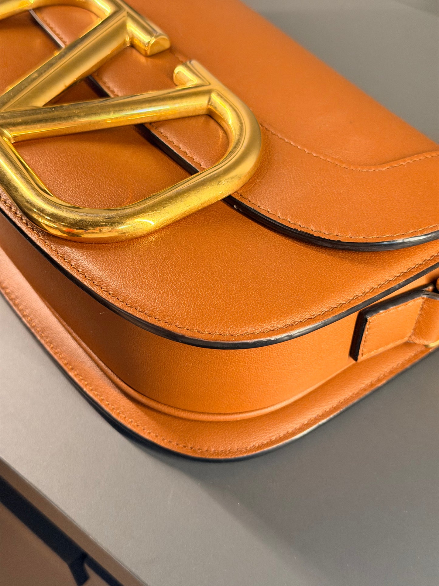 VALENTINO TAN SUPERVEE SHOULDER BAG