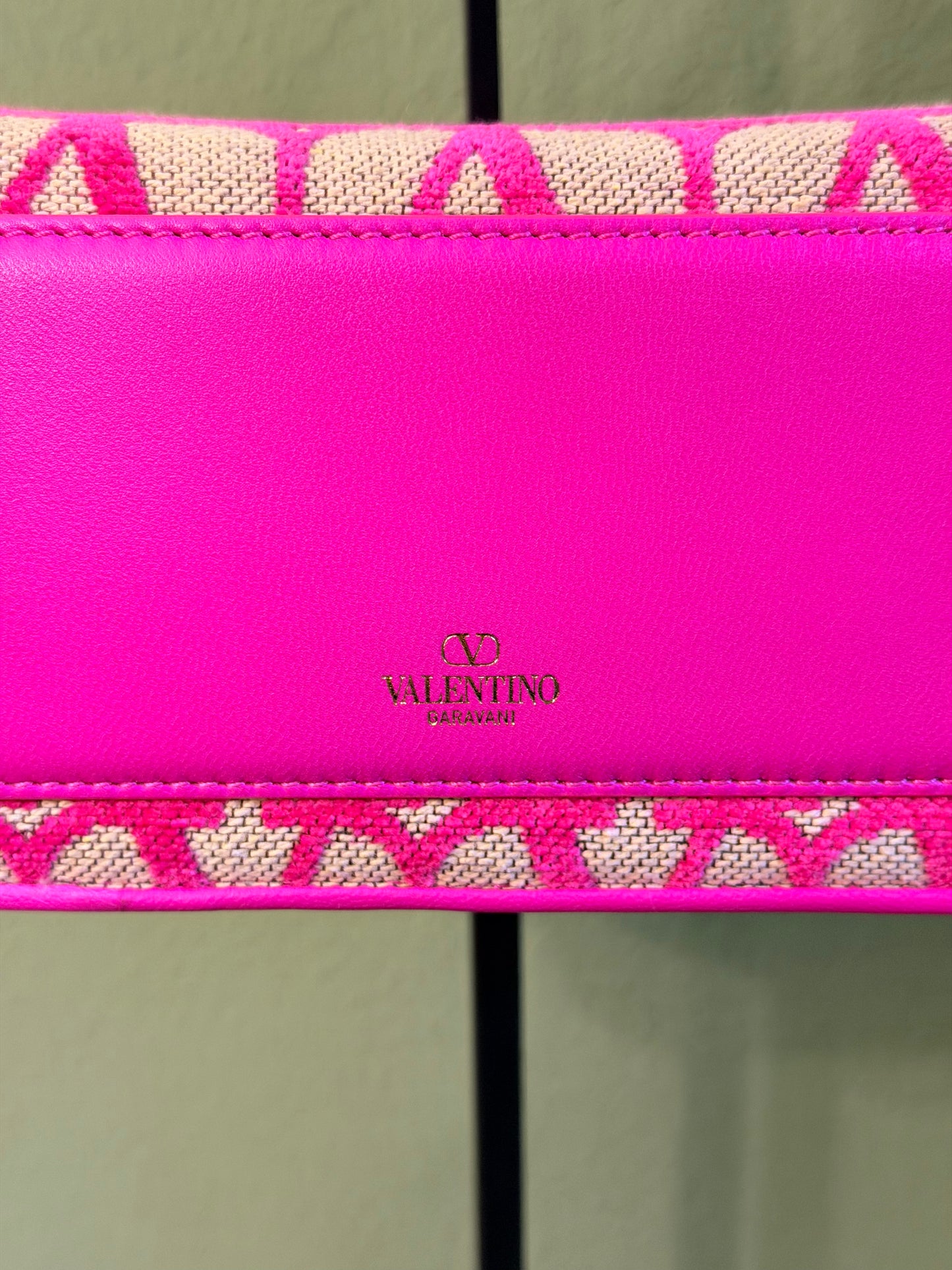 VALENTINO PINK V LOGO SMALL LOCÒ HANDBAG
