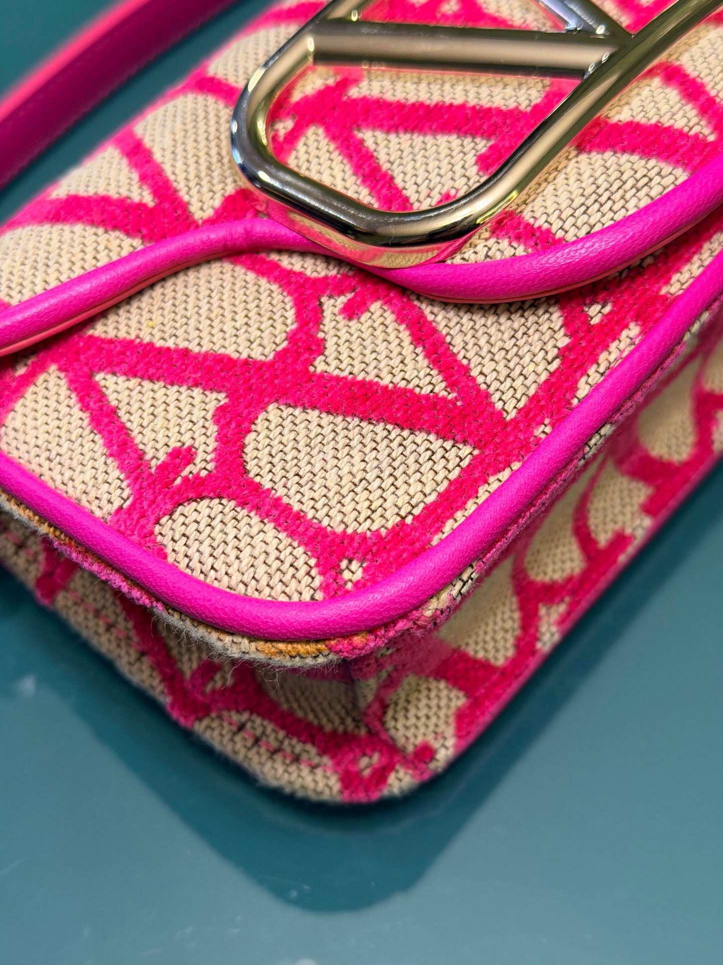 VALENTINO PINK V LOGO SMALL LOCÒ HANDBAG