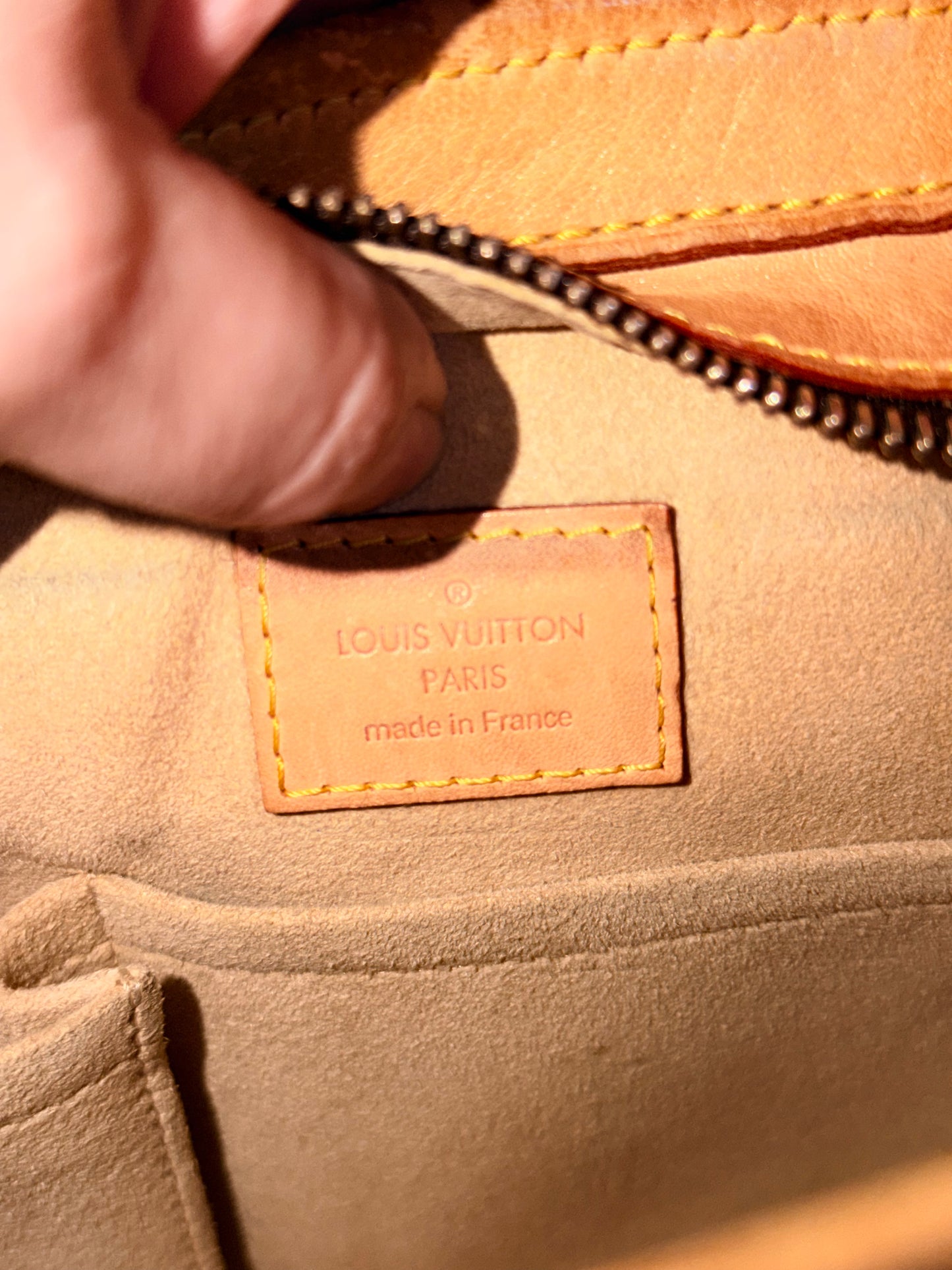 LOUIS VUITTON MONOGRAM HUDSON GM SHOULDER BAG