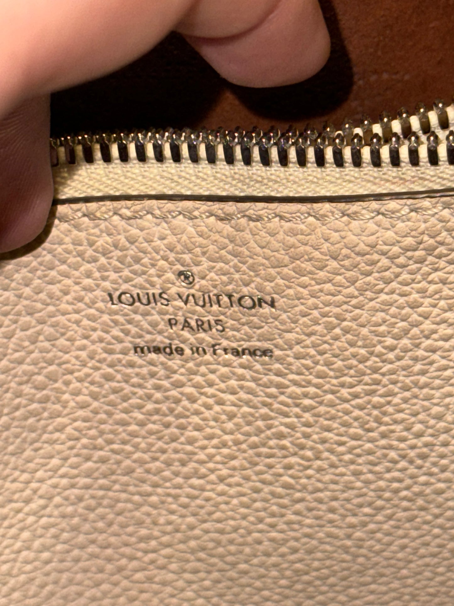LOUIS VUITTON WHITE MAHINA MURIA BUCKET BAG