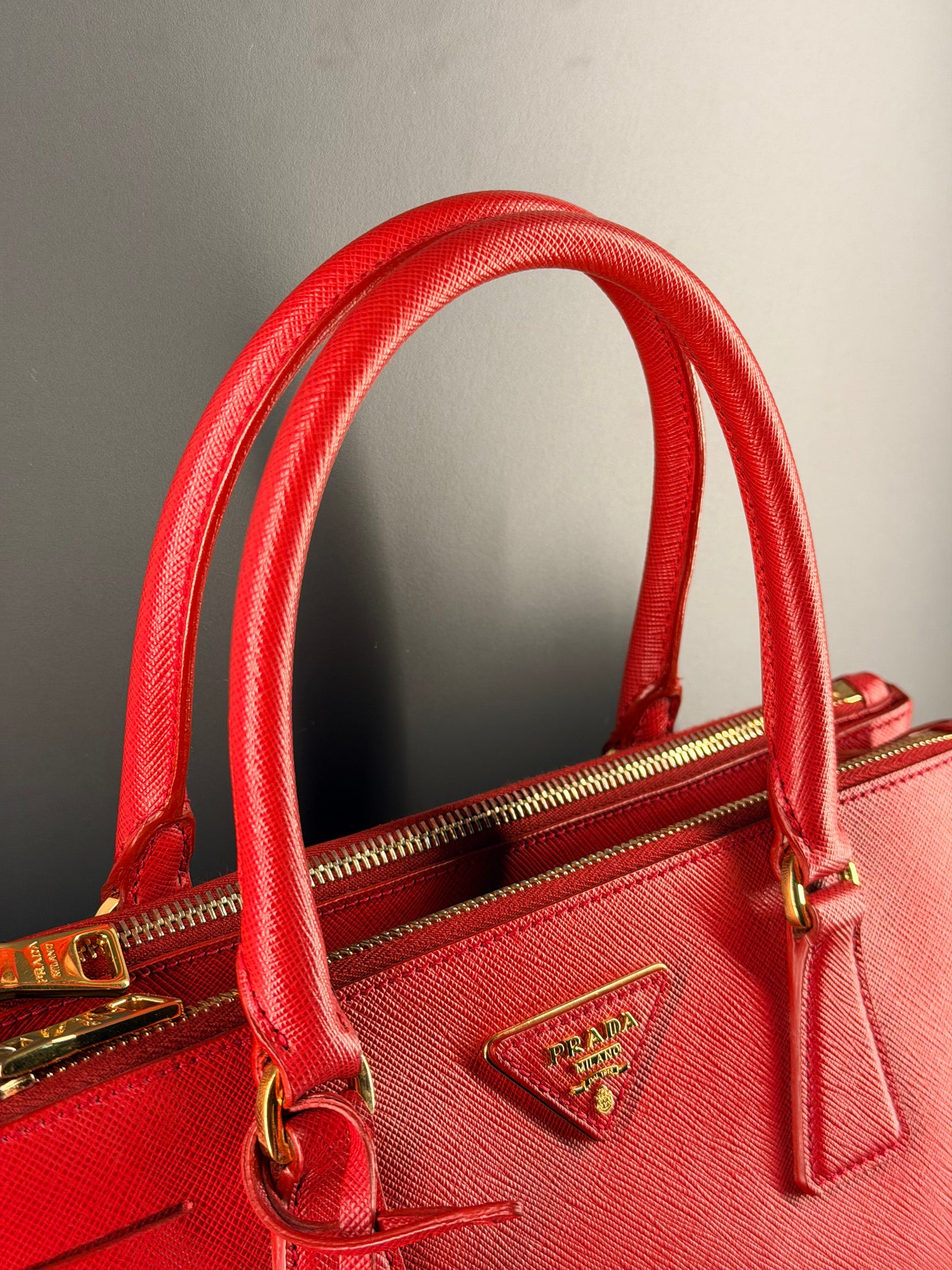 PRADA MEDIUN RED SAFFIANO GALLERIA HANDBAG