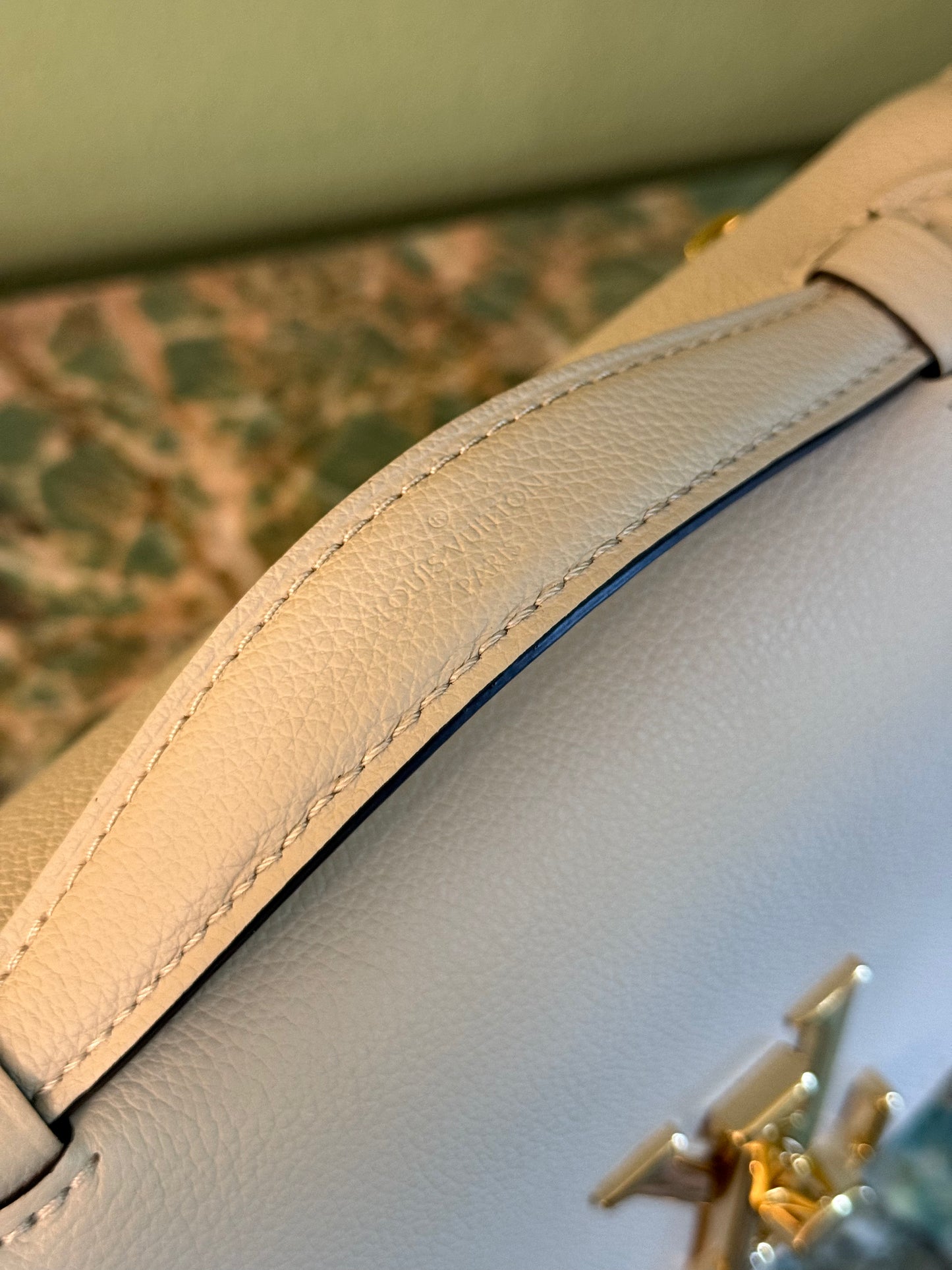 LOUIS VUITTON BEIGE OXFORD LOCKME SHOULDER BAG