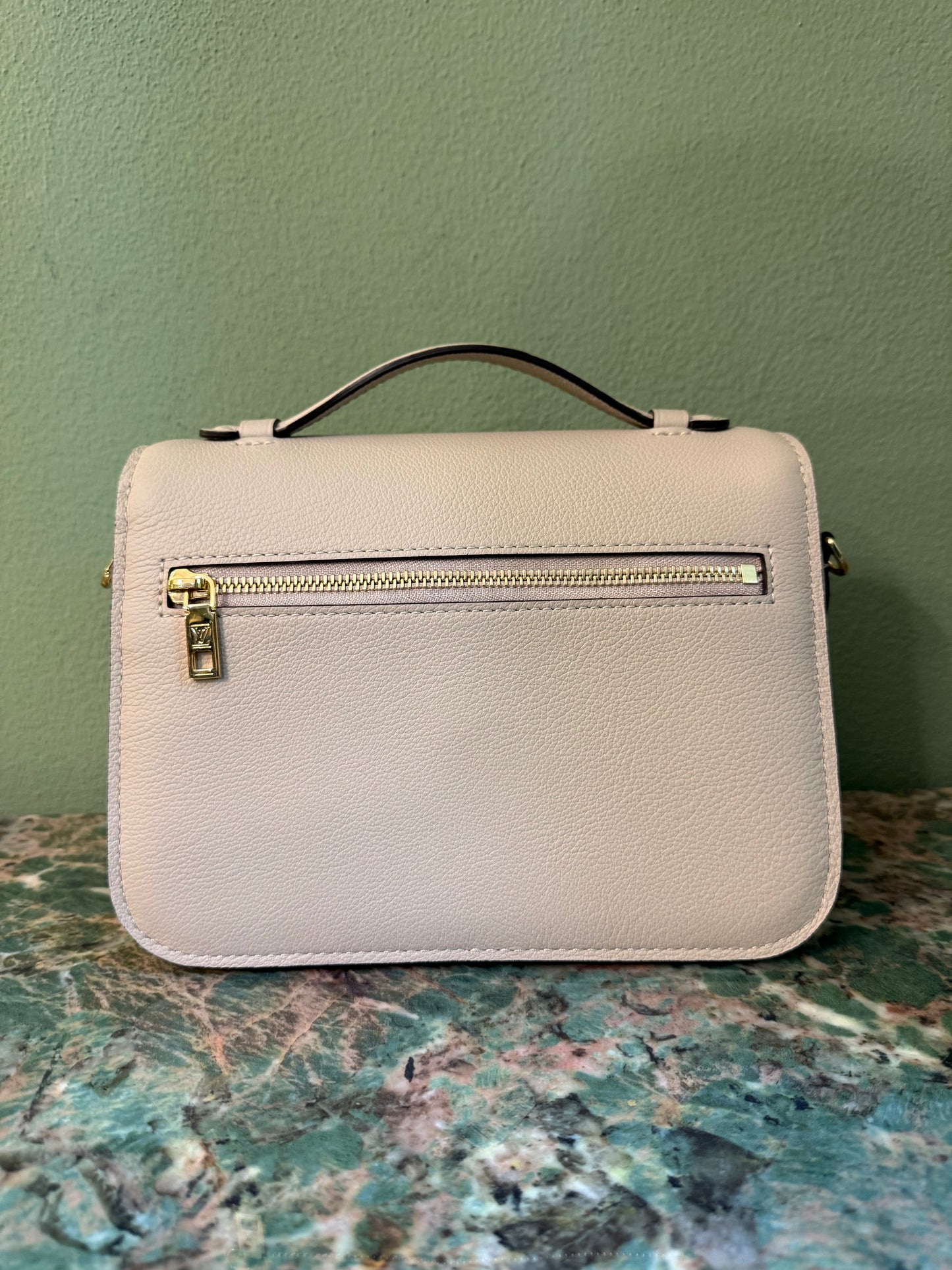 LOUIS VUITTON BEIGE OXFORD LOCKME SHOULDER BAG