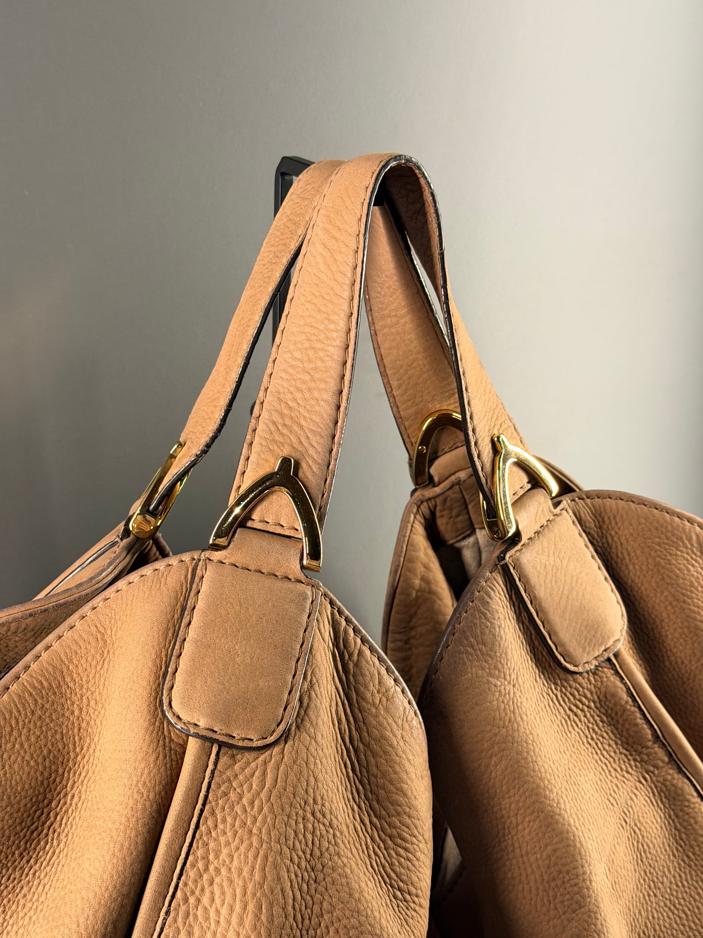 GUCCI BY FRIDA GIANNINI BEIGE NABUK LARGE LADY STIRRUP HOBO BAG
