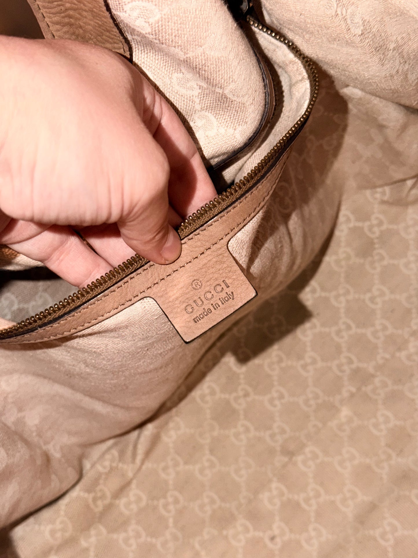 GUCCI BY FRIDA GIANNINI BEIGE NABUK LARGE LADY STIRRUP HOBO BAG